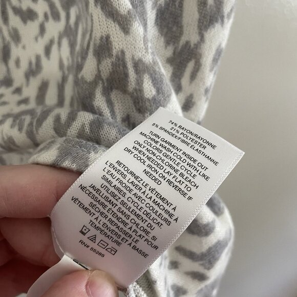 Express Womn S White/Gray Animal Print 1/2 Sleeve V-Neck Lightweight Sweater NWT - Picture 8 of 9